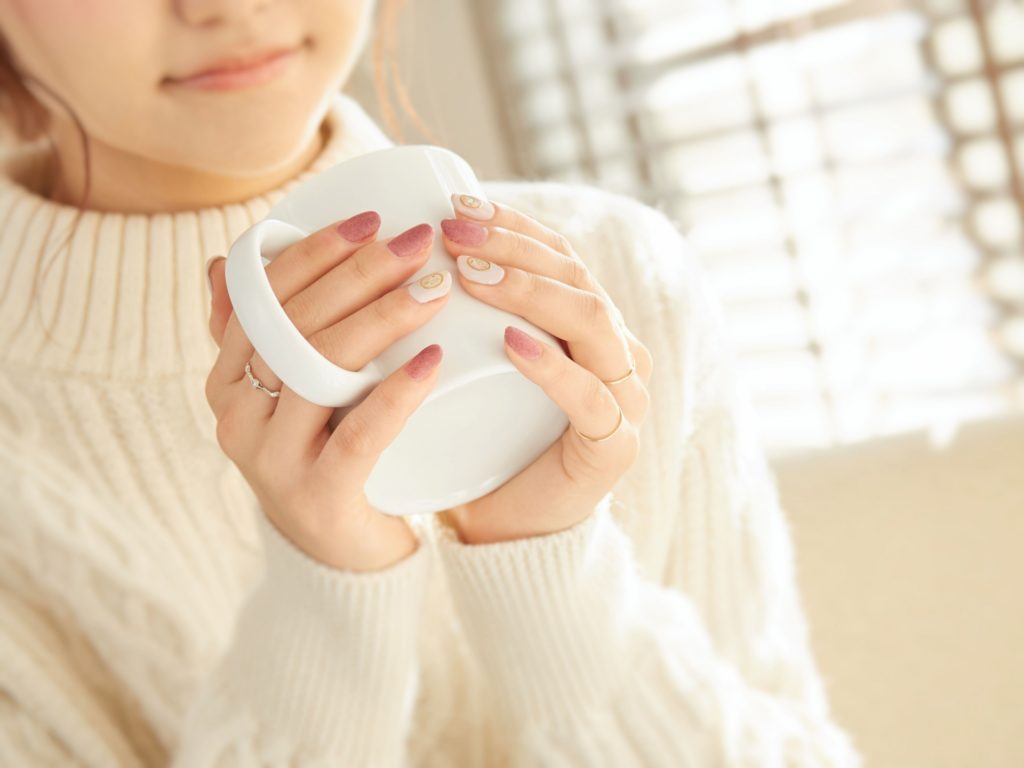 飲み物を飲む女性