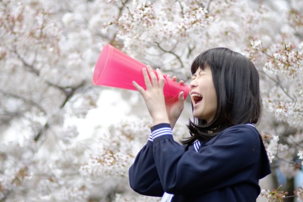 大声を出す